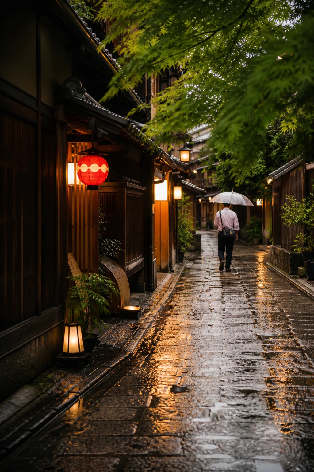 Yağmur sonrası Kyoto'nun ahşap evli sokağında şemsiyeyle yürüyen kişi